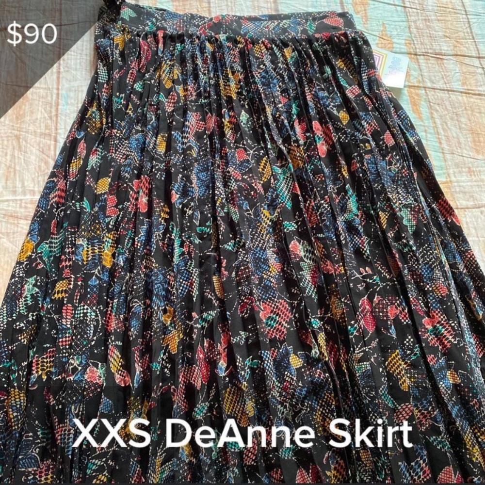 Beautiful NWT Deanne Skirt- LulaRoe 🖤